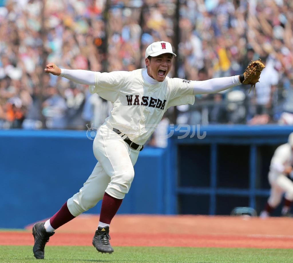 優勝し喜ぶ早稲田実業、清宮（きよみや）幸太郎選手。甲子園での活躍を誓った＝２０１５年７月２６日、東京都新宿区・神宮球場（蔵賢斗撮影）