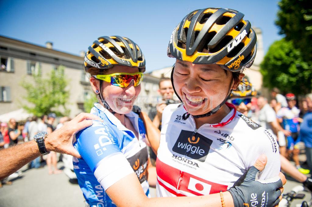 ステージ優勝を挙げた萩原麻由子にチームメートのエリサ・ロンゴ・ブロンジーニが駆け寄って、勝利を喜ぶ。エースのロンゴ・ブロンジーニのために献身的に走っていた萩原にとってサプライズともいえる勝利だった＝２０１５年７月１２日、イタリア（田中苑子さん撮影）