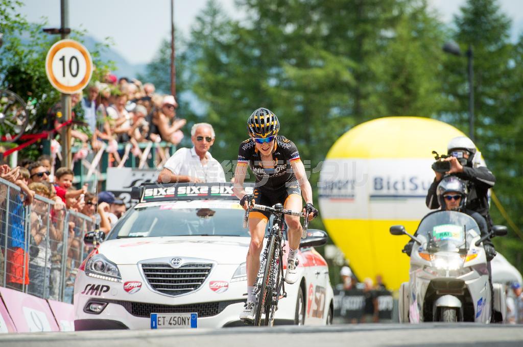 最終日となった第９ステージ、厳しい山岳ステージで優勝した萩原のチームメートであるマラ・アボット。ウィグル・ホンダは総合成績はマラの２位に留まったが、全日程を通してステージ２勝という結果だった＝２０１５年７月、イタリア（田中苑子さん撮影）