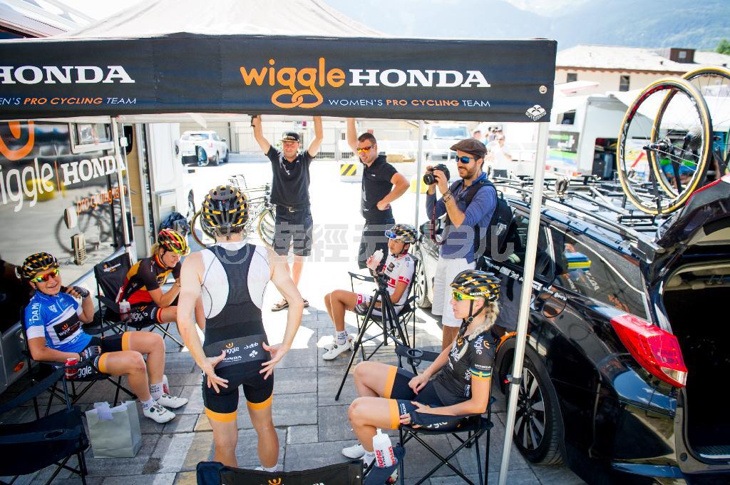 穏やかな雰囲気のなかでレースの準備を進めるウィグル・ホンダの選手たち。イタリアやアメリカ、ベルギー、そして日本など世界各国のチャンピオンクラスの選手が集うタレントチーム＝２０１５年７月、イタリア（田中苑子さん撮影）