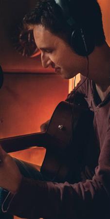 ブラジル出身のシンガー・ソングライター、ファビオ・カドーレ（提供写真）