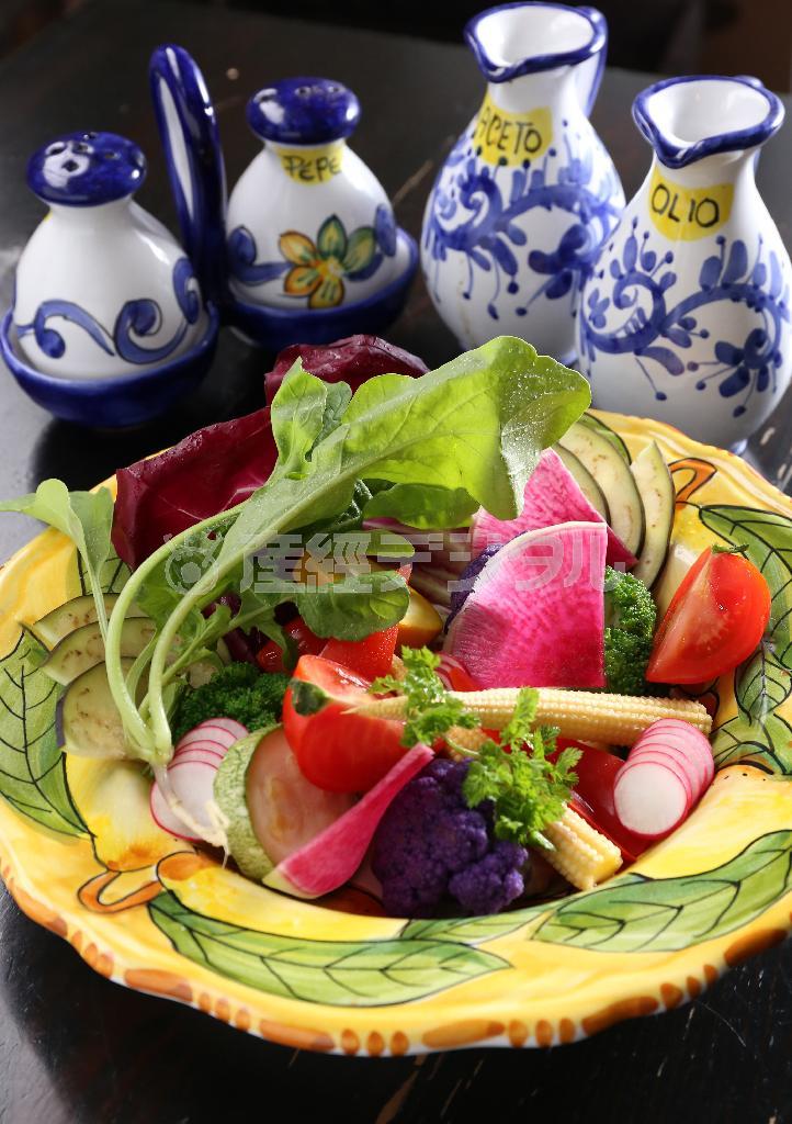 約１０種類の旬野菜が目にも鮮やかな「採れたて旬野菜のサラダ」（９８０円）。お皿の黄色も鮮やかさを引き立てる＝２０１５年７月３日、京都市中京区（志儀駒貴撮影）