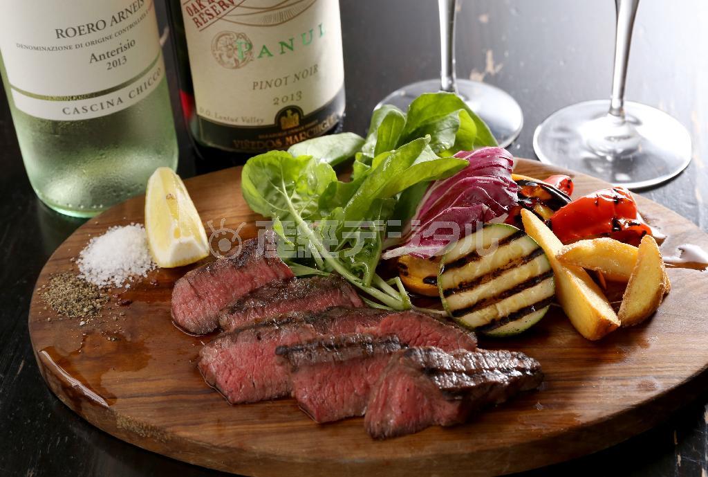 肉のうま味を存分に楽しめるうえ、あっさり食べやすい「牛肩ロースとたっぷり旬野菜のグリル」（１８５０円）＝２０１５年７月３日、京都市中京区（志儀駒貴撮影）