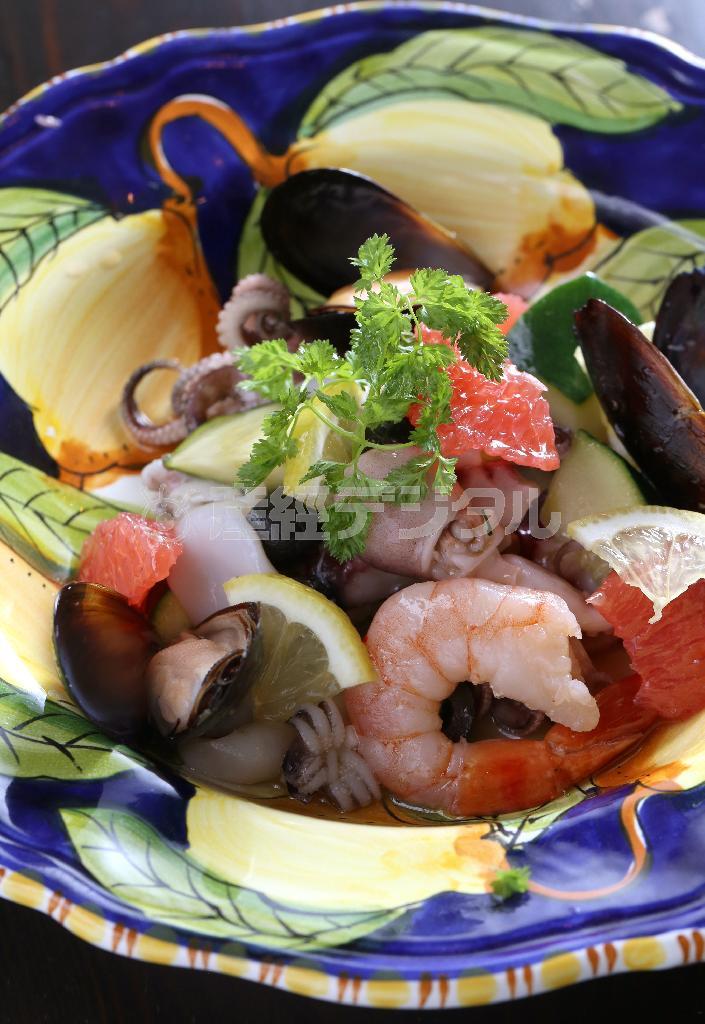 辛味や甘みに柑橘系の爽やかな酸味が絶妙のバランスで融合した「海の幸とグレープフルーツのサラダ」（１２８０円）＝２０１５年７月３日、京都市中京区（志儀駒貴撮影）