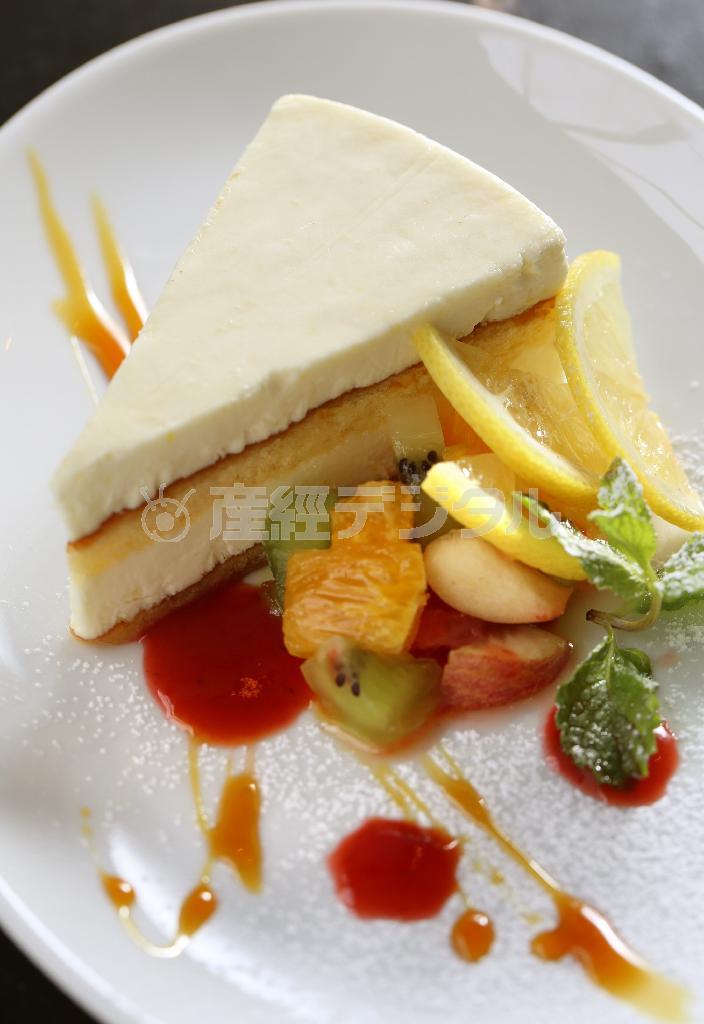 普通のチーズケーキより酸味が強い分、さっぱり感が際立つ「レモンクリームのチーズケーキ」（６３０円）＝２０１５年７月３日、京都市中京区（志儀駒貴撮影）