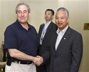 フロマン米通商代表（左）と協議を前に握手する甘利ＴＰＰ相＝２８日、米ハワイ州ラハイナ（共同）