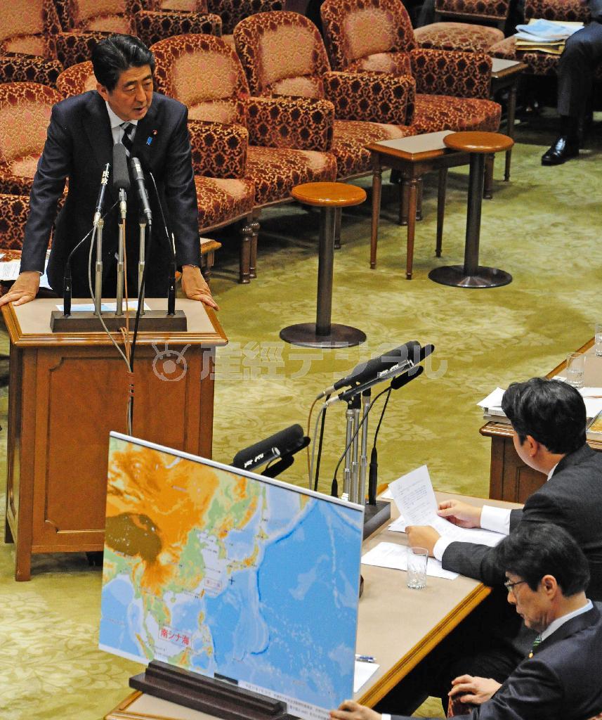 参院平和安全法制特別委員会で、次世代の党の和田政宗（まさむね）氏の質問に答える安倍晋三（しんぞう）首相（左）＝２０１５年７月２９日午後、国会・参院第１委員会室（斎藤良雄撮影）