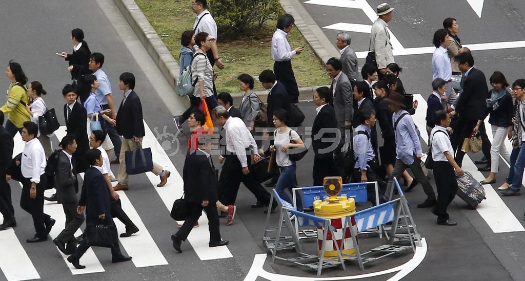 横断歩道を行き交う人々。最低賃金の引き上げ幅は過去最大となった＝２０１５年６月８日、東京都内（ロイター）