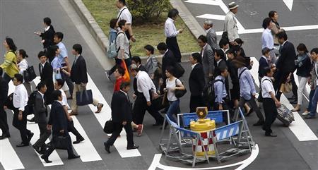 横断歩道を行き交う人々。最低賃金の引き上げ幅は過去最大となった＝２０１５年６月８日、東京都内（ロイター）