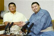 新十両に昇進し、記者会見で時津風親方（左）と握手する正代（しょうだい）＝２０１５年７月２９日、愛知県名古屋市中区・愛知県体育館（共同）