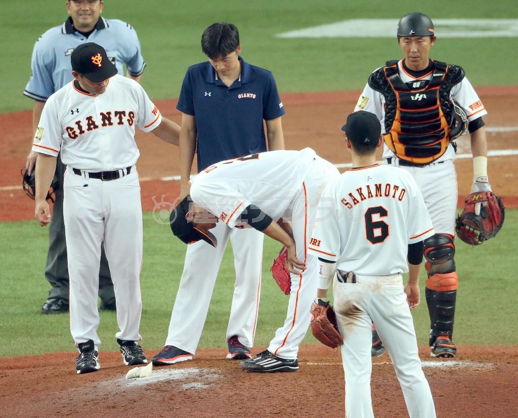 七回、イニング途中で脚がつり降板する巨人先発の内海哲也（中央）＝２０１５年７月２９日、大阪市西区の京セラドーム大阪（春名中撮影）