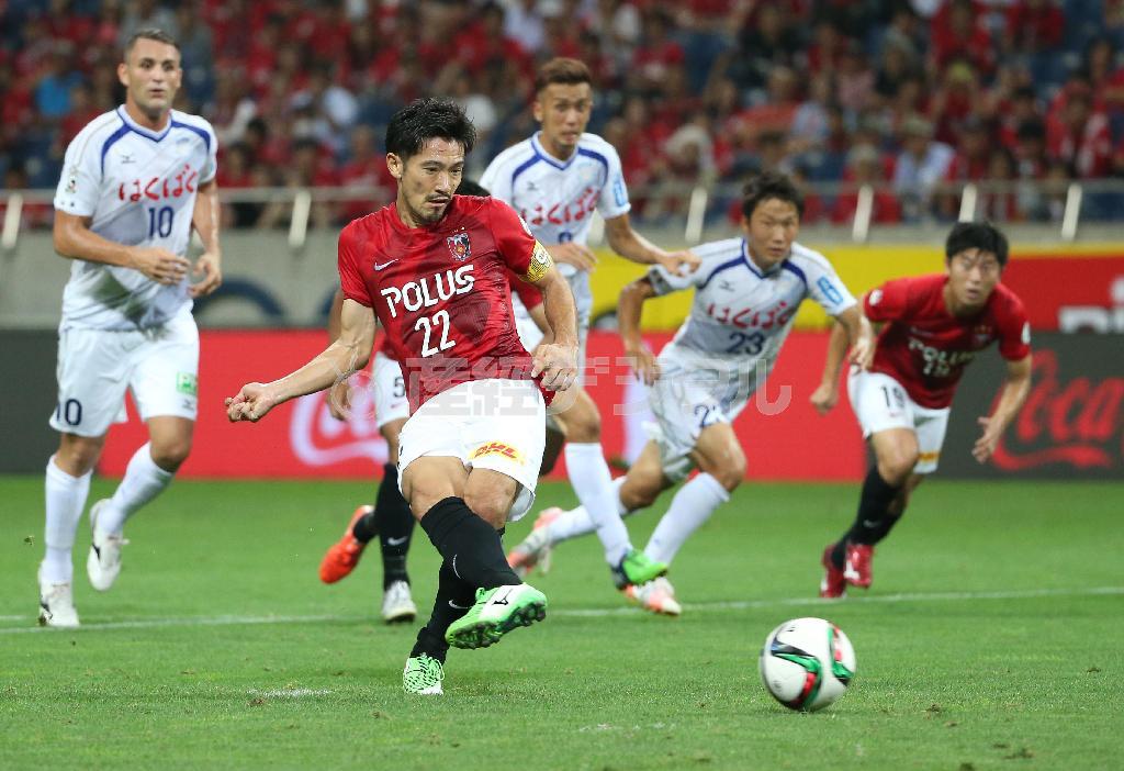 前半、ＰＫを決める浦和・阿部勇樹（中央）＝２０１５年７月２９日、埼玉県さいたま市緑区の埼玉スタジアム２００２（小倉元司撮影）