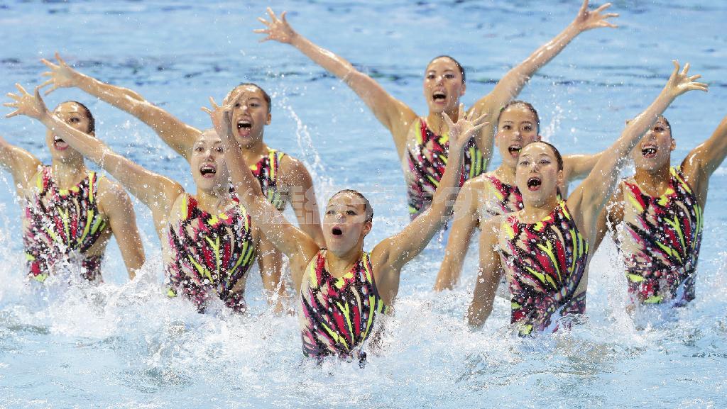 チーム・フリールーティン予選で３位につけた日本の演技＝２０１５年７月２８日、ロシア連邦・タタールスタン共和国カザニ（共同）