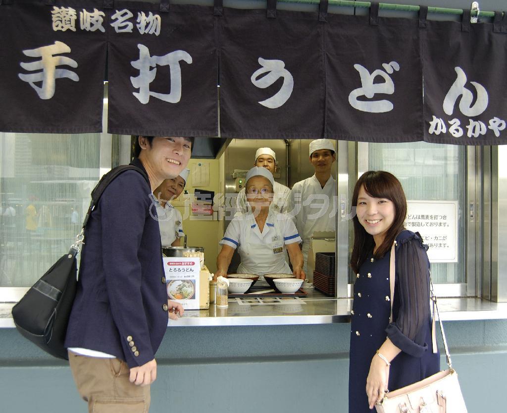 西武池袋本店の老舗うどん店「かるかや」の従業員、金子文子さん（奥中央）と岡村好司さん夫婦＝２０１５年７月３日、東京都豊島区（共同）