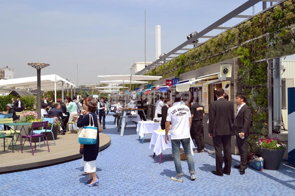 西武池袋本店の屋上に完成した「食と緑の空中庭園」。屋上来場者は大幅に増えた＝２０１５年７月２８日、東京都豊島区（共同）