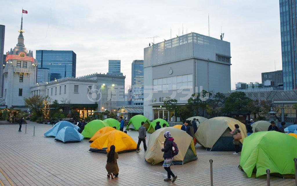 三越日本橋本店の屋上でテントを張って宿泊する客ら＝２０１５年４月、東京都中央区（共同）