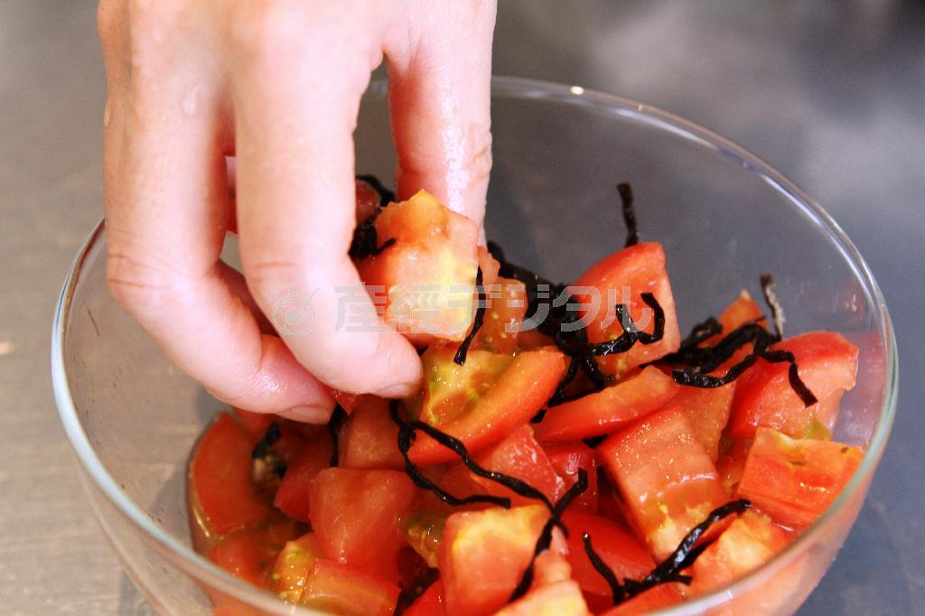 カジキの和風トマトソース仕立て（作り方２）＿＿トマトに塩昆布をなじませる（田中幸美撮影）