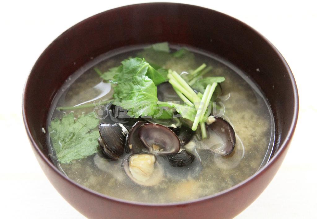 シジミ汁。※３７ｋｃａｌ、塩分１．７グラム（１人分）