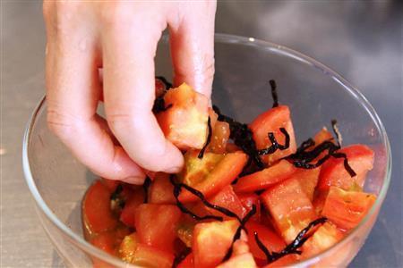 カジキの和風トマトソース仕立て（作り方２）＿＿トマトに塩昆布をなじませる（田中幸美撮影）
