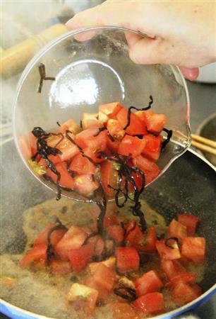 カジキの和風トマトソース仕立て（作り方４）＿＿（作り方３：料理したカジキ）で使ったフライパンに（作り方２：調理したトマト）を入れて煮詰めて、皿に盛る。（作り方３：調理したカジキ）をのせて、しそ、ミョウガを散らす（田中幸美撮影）