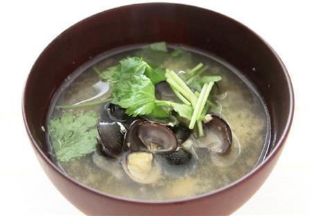 シジミ汁。※３７ｋｃａｌ、塩分１．７グラム（１人分）
