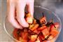 カジキの和風トマトソース仕立て（作り方２）＿＿トマトに塩昆布をなじませる（田中幸美撮影）