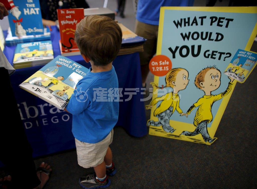 米児童文学作家、ドクター・スース氏（１９０４～９１年）による約２５年ぶりの新作絵本「ホワット・ペット・シュッド・アイ・ゲット？」＝２０１５年７月２８日、米カリフォルニア州サンディエゴ（ロイター）