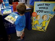 米児童文学作家、ドクター・スース氏（１９０４～９１年）による約２５年ぶりの新作絵本「ホワット・ペット・シュッド・アイ・ゲット？」＝２０１５年７月２８日、米カリフォルニア州サンディエゴ（ロイター）