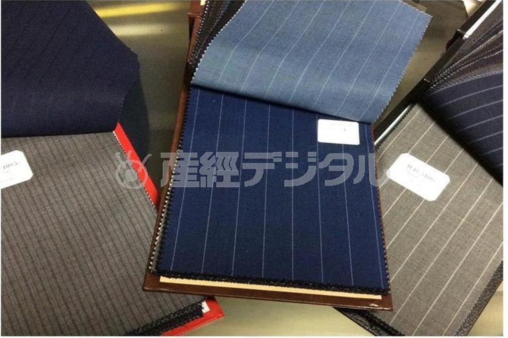 色彩効果や心理効果を考え、最も似合う生地を選ぶという＝２０１５（平成２７）年（大東文化大学、小指眞佳撮影）