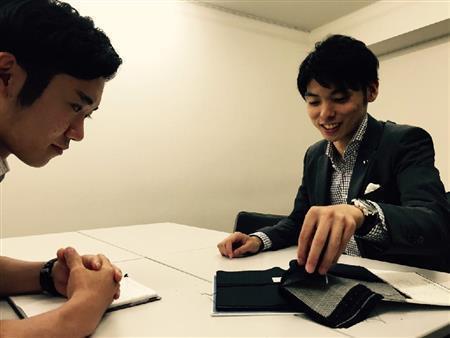 インタビューに答える、「Ｇｅｎｅ＆ｃｏ．（ジン＆カンパニー）」創業者兼代表の広瀬聖夜（せいや）さん（右）＝２０１５（平成２７）年（大東文化大学、小指眞佳提供）