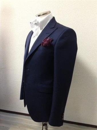 顧客に最も似合うものを提案する「Ｇｅｎｅ＆ｃｏ．（ジン＆カンパニー）」のオーダーメードスーツ＝２０１５（平成２７）年（大東文化大学、小指眞佳撮影）