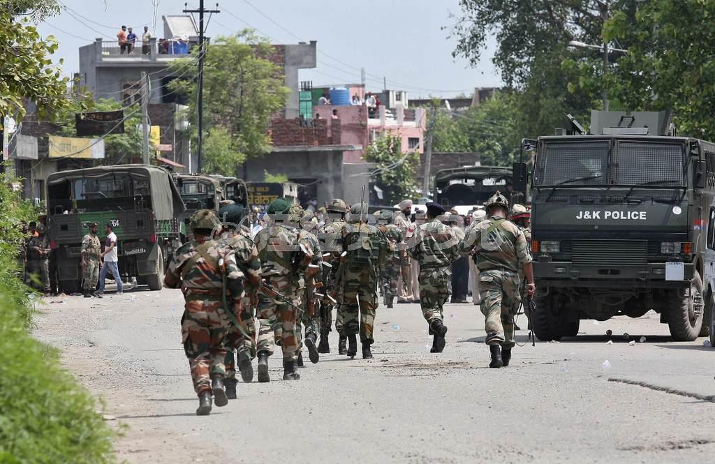 ７月２７日、インド北部パンジャブ州グルダスプールで、武装グループが警察署などを襲撃し、銃撃戦となった現場周辺を巡回する軍兵士＝２０１５年（ロイター）