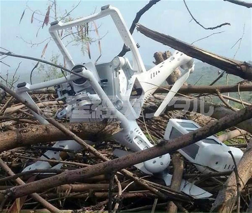 パキスタン軍がカシミール地方の実効支配線付近で撃墜したとしているインドの無人偵察機＝２０１５年７月１５日（パキスタン軍提供）