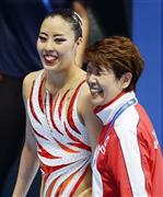 ソロ・フリールーティン決勝での演技を終え、笑顔の乾友紀子（左）と井村雅代ヘッドコーチ＝２０１５年７月２９日、ロシア連邦・タタールスタン共和国カザニ（共同）