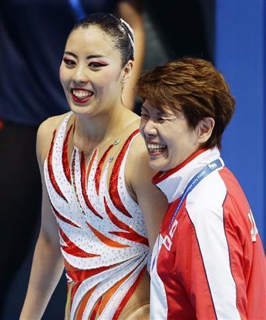 ソロ・フリールーティン決勝での演技を終え、笑顔の乾友紀子（左）と井村雅代ヘッドコーチ＝２０１５年７月２９日、ロシア連邦・タタールスタン共和国カザニ（共同）