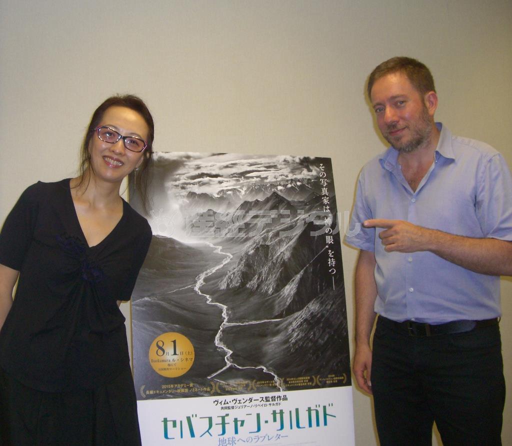 ヤン・ヨンヒ監督（左）はジュリアーノ・リベイロ・サルガド監督に初対面。インタビューでさまざまな疑問をぶつけた＝２０１５年６月２７日、東京都渋谷区（提供写真）
