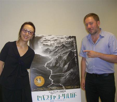 ヤン・ヨンヒ監督（左）はジュリアーノ・リベイロ・サルガド監督に初対面。インタビューでさまざまな疑問をぶつけた＝２０１５年６月２７日、東京都渋谷区（提供写真）