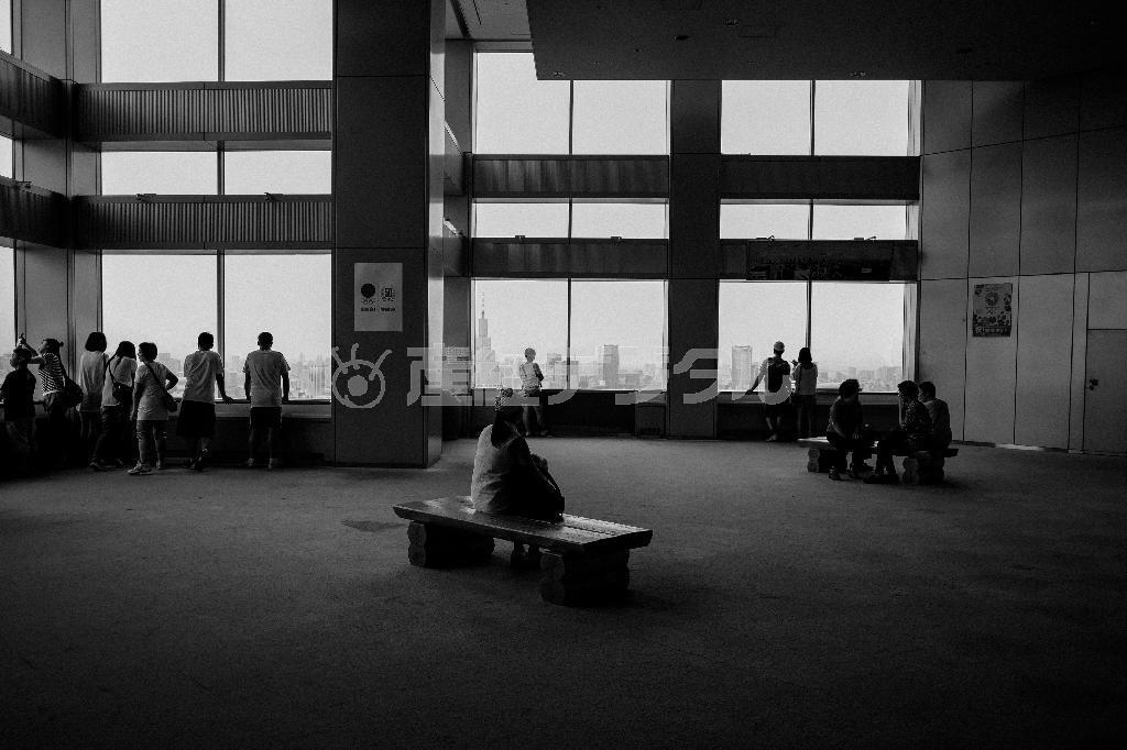 東京都庁の展望室。近代的な高層ビル群も新宿の景色だ＝２０１２年１０月２５日、東京都新宿区（ニコラ・ダティシュウさん撮影）