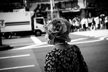 新宿の交差点。色鮮やかな街だが、モノクロで撮ると、人物にフォーカスされ、想像も広がる＝２０１２年１月１日、東京都新宿区（ニコラ・ダティシュウさん撮影）