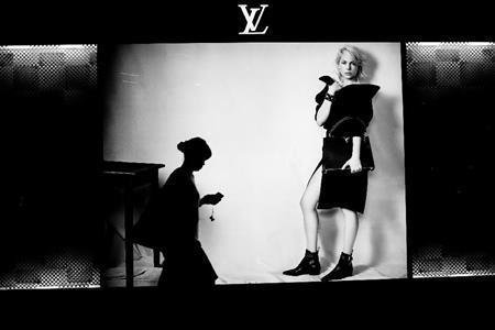 表通りのショーウインドー。新宿はあらゆる文化を抱きかかえている＝２０１２年１０月２５日、東京都新宿区（ニコラ・ダティシュウさん撮影）