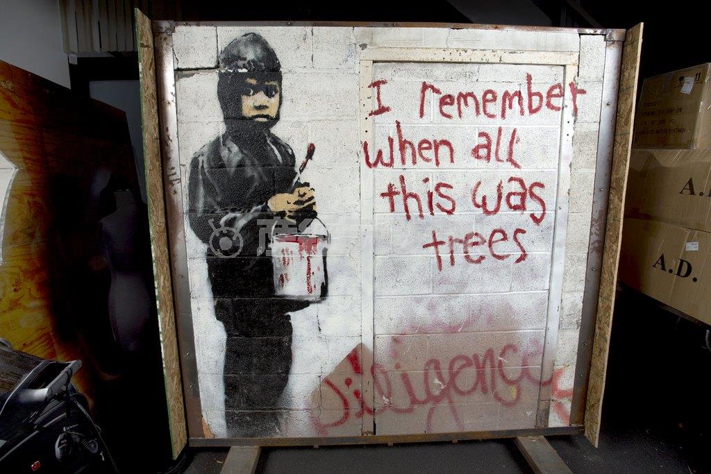 英国の覆面アーティスト、バンクシーの作品、壁画「Ｉ＿Ｒｅｍｅｍｂｅｒ＿Ｗｈｅｎ＿Ａｌｌ＿Ｔｈｉｓ＿Ｗａｓ＿Ｔｒｅｅｓ」（２０１０年）＝２０１５年７月２５日、米カリフォルニア州ビバリーヒルズ（ロイター）