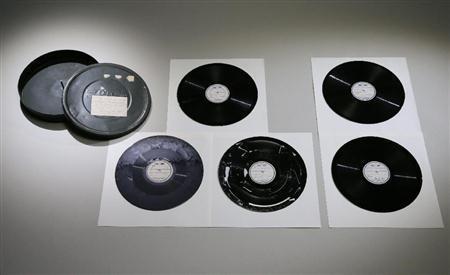 玉音放送原盤の２枚組（右）と３枚組が入っていた缶＝２０１５年７月２４日（代表撮影）