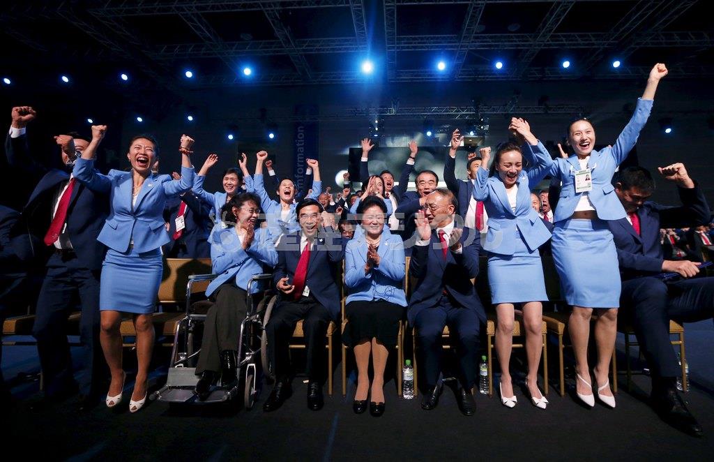 ２０２２冬季五輪の開催地に北京が決まり、喜びに沸く中国の関係者＝２０１５年７月３１日、マレーシア・首都クアラルンプール（ロイター）
