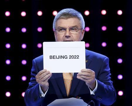２０２２年冬季五輪開催地を読み上げたトーマス・バッハＩＯＣ（国際オリンピック委員会）会長＝２０１５年７月３１日、マレーシア・首都クアラルンプール（ロイター）