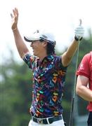 第１ラウンド、４番でホールインワンを達成し、喜ぶ石川遼＝２０１５年７月３１日、米バージニア州ゲインズビルのロバート・トレント・ジョーンズＧＣ（共同）