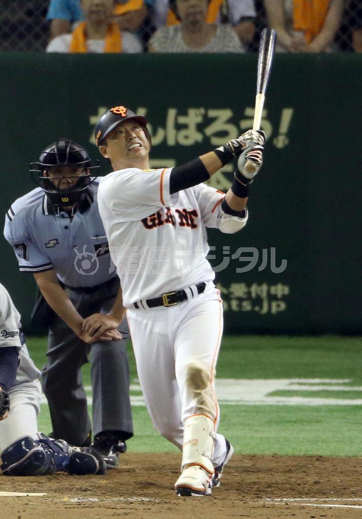 中日戦の八回、勝ち越しの３点本塁打を放った巨人の村田修一＝２０１５年７月３１日、東京都文京区の東京ドーム（春名中撮影）
