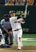 中日戦の八回、勝ち越しの３点本塁打を放った巨人の村田修一＝２０１５年７月３１日、東京都文京区の東京ドーム（春名中撮影）