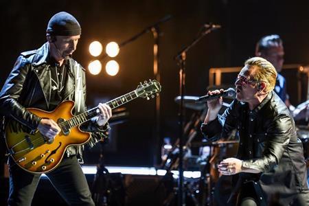 アイルランドのロックバンド「Ｕ２」＝２０１５年５月２６日、米カリフォルニア州イングルウッド（ＡＰ）