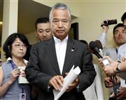 厳しい表情で記者の質問に答える甘利明ＴＰＰ担当相＝７月３０日、米ハワイ州ラハイナ（共同）