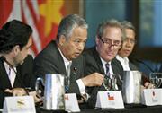 共同記者会見する甘利ＴＰＰ相（左から２人目）。同３人目はフロマン米通商代表＝７月３１日、米ハワイ州ラハイナ（共同）